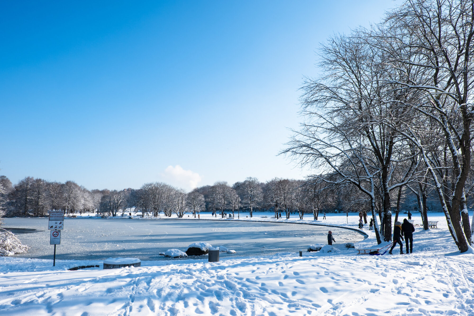 Westpark München im Winter mit Schnee und Westsee