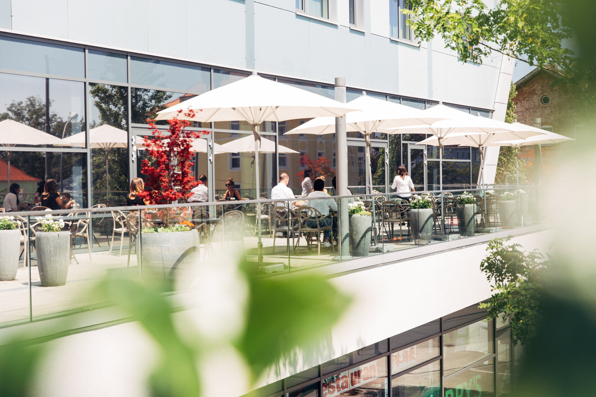 HHM_Terrasse-mit-Menschen