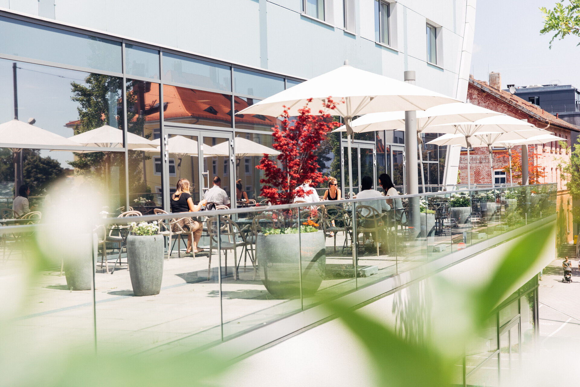 HHM_Terrasse-mit-Menschen-II